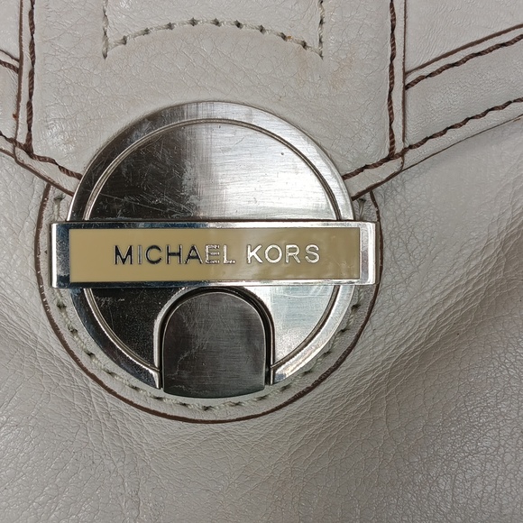 Michael Kors Creamy White Shoulder Bag with Silver Hardware. Preloved - Picture 3 of 9